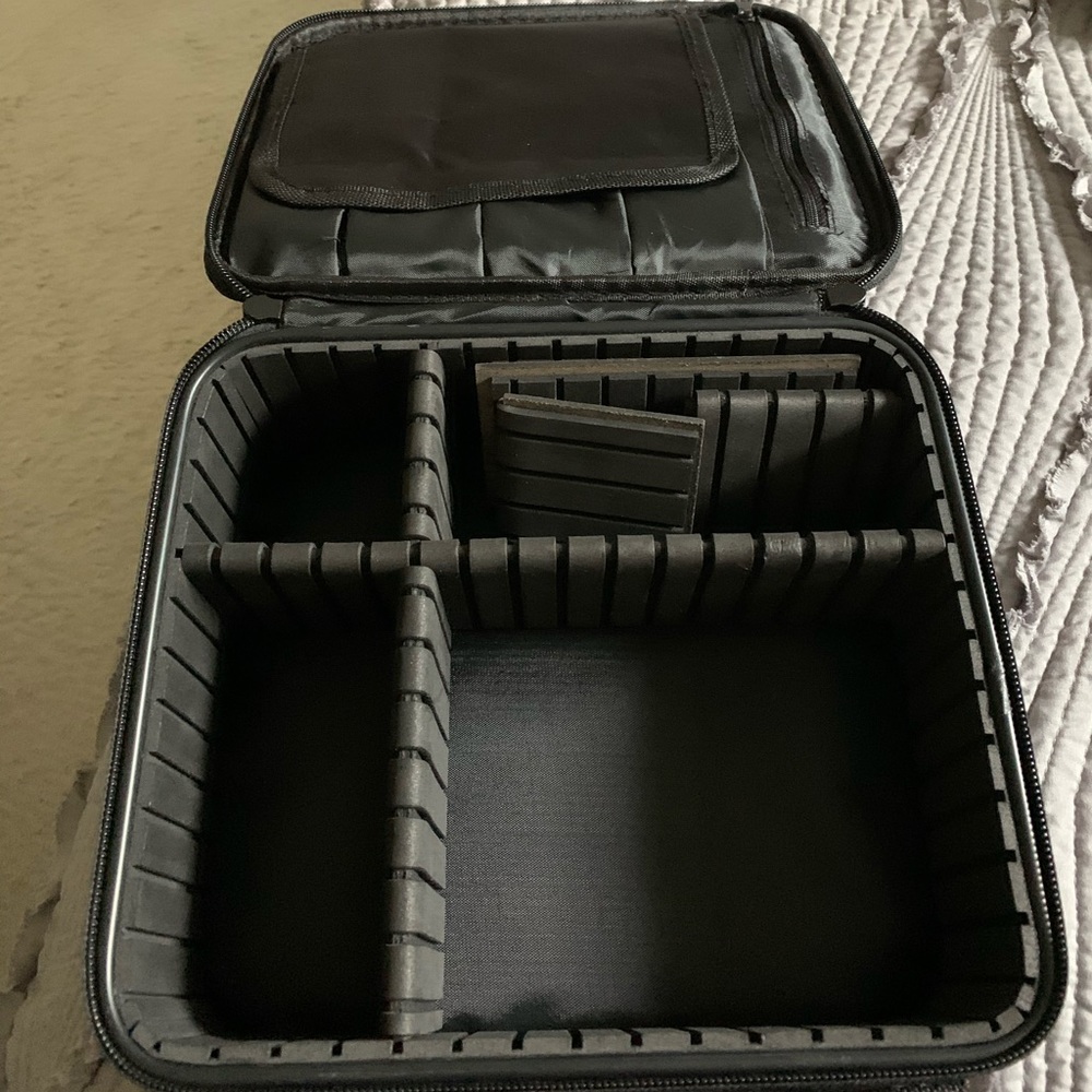 MAKEUP BAG !